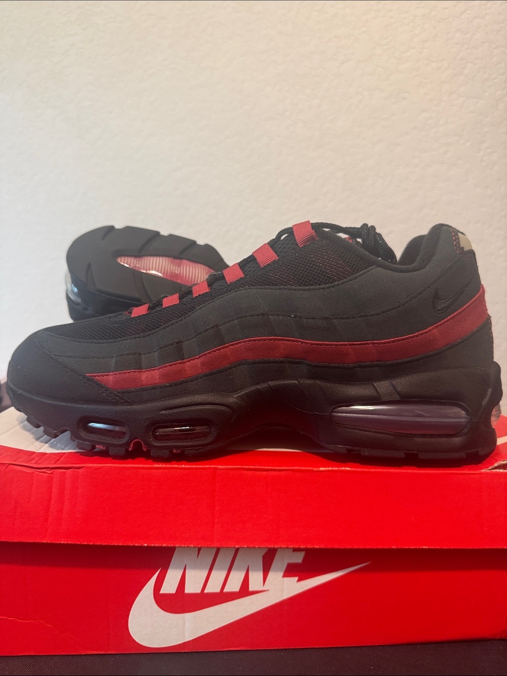 Nike Air Max 95 NEW Men's Black and Red Air Max 95 Sneakers